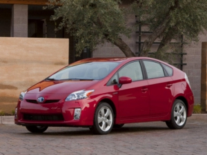 Toyota тестирует беспроводную «заправку» для электрокаров