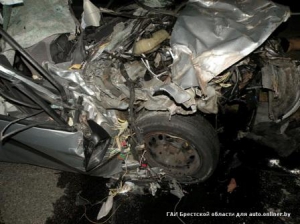 Березовский район: молодежь на Peugeot врезалась в фуру