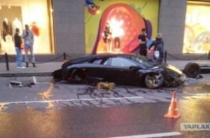 Чисто российское ДТП: Lamborghini въехал в ЦУМ