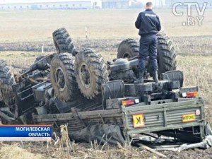 «КамАЗ» с военнослужащими оказался в кювете в Чаусском районе. Более 20 человек доставлены в больницы