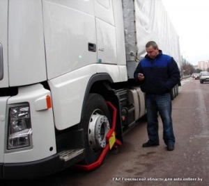 Колеса неправильно припаркованных грузовиков в Минске будут блокировать