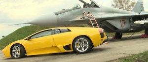 МиГ-29 и Lamborghini соревновались в скорости «в рамках плановых учений» (видео)