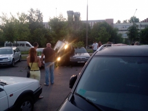 Минчанин «припарковался» на крыше другого автомобиля (фото)