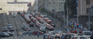 Минск: автомобилисты перекрыли проспект Независимости