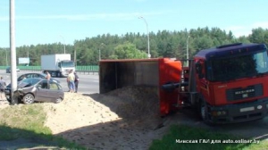 На кольцевой столкнулись фура и две легковушки