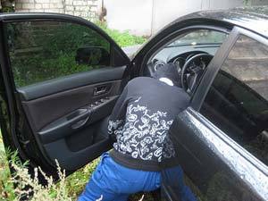 Пьяный подросток на глазах у владельца и сотрудников ГАИ угнал автомобиль