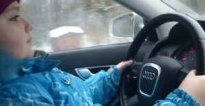 Родители посадили восьмилетнюю дочку за руль и просили «выжать соточку»