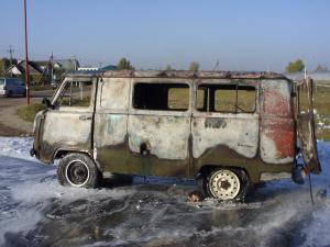 В Бресте УАЗик вспыхнул при запуске двигателя (фото)