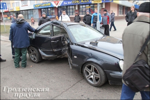 В Гродно Mercedes снес светофор