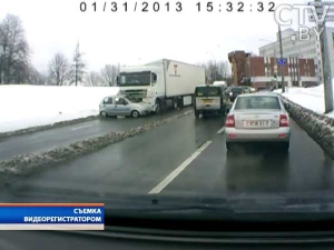 В Минске грузовик толкал по скользкой горке учебный автомобиль с инструктором и курсантом