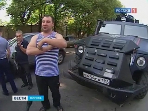 В Москве во время празднования Дня ВДВ пьяные десантники протаранили Chevrolet на военном «Тигре»