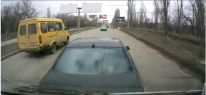 Водителя маршрутки в Волгограде, таранившего автомобили, оправдали (дополнено) Видео